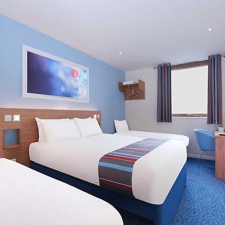 Travelodge London Ealing Bagian luar foto