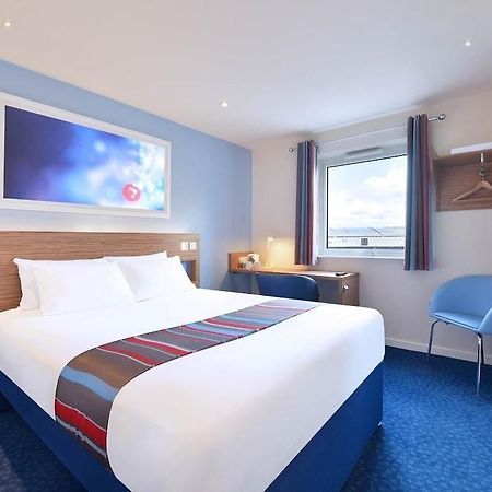 Travelodge London Ealing Bagian luar foto