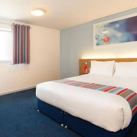 Travelodge London Ealing Bagian luar foto
