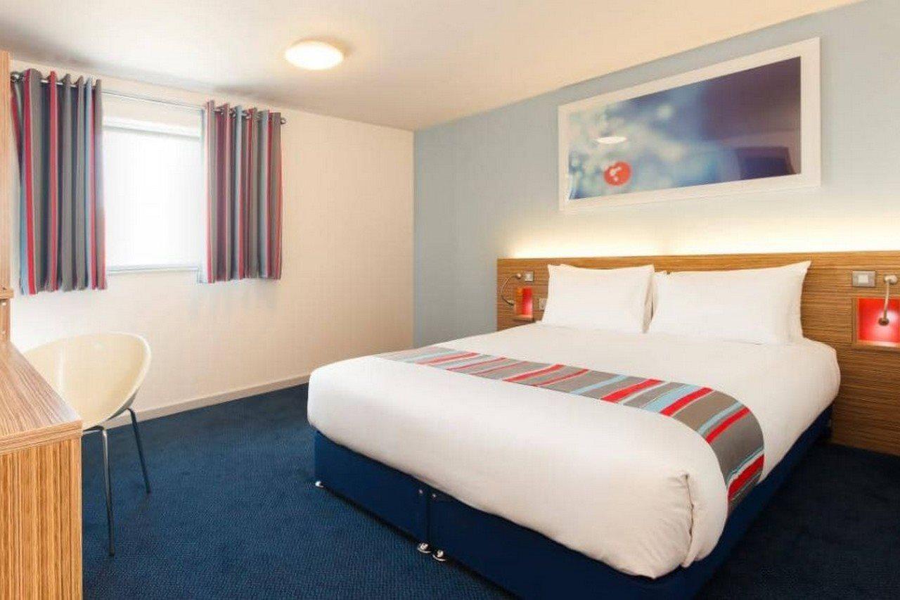 Travelodge London Ealing Bagian luar foto