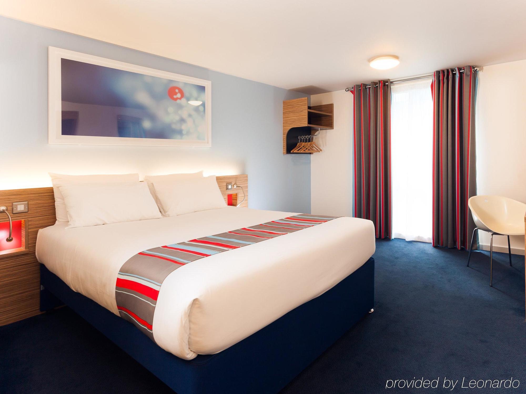 Travelodge London Ealing Bagian luar foto