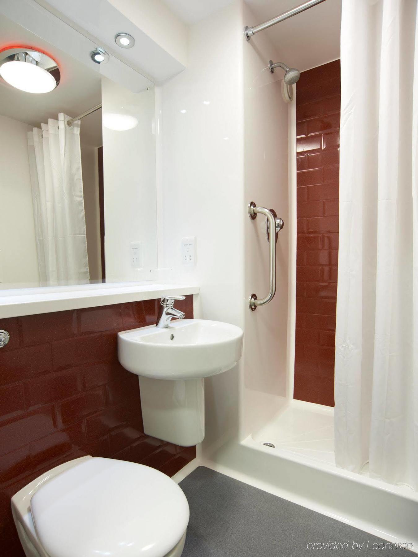 Travelodge London Ealing Bagian luar foto