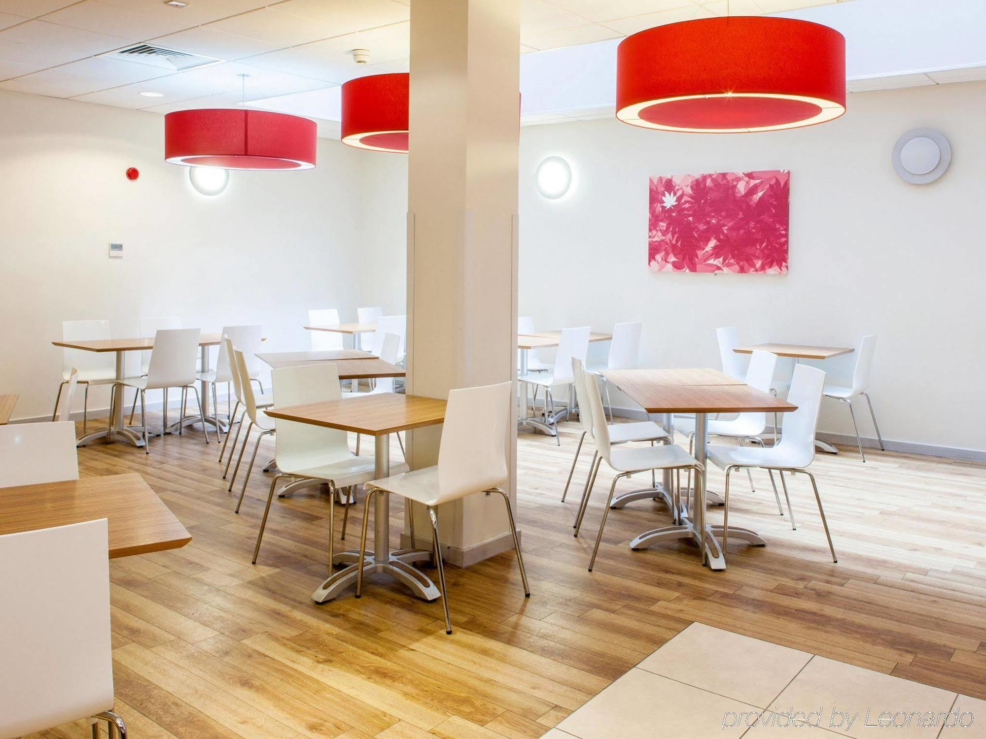 Travelodge London Ealing Bagian luar foto
