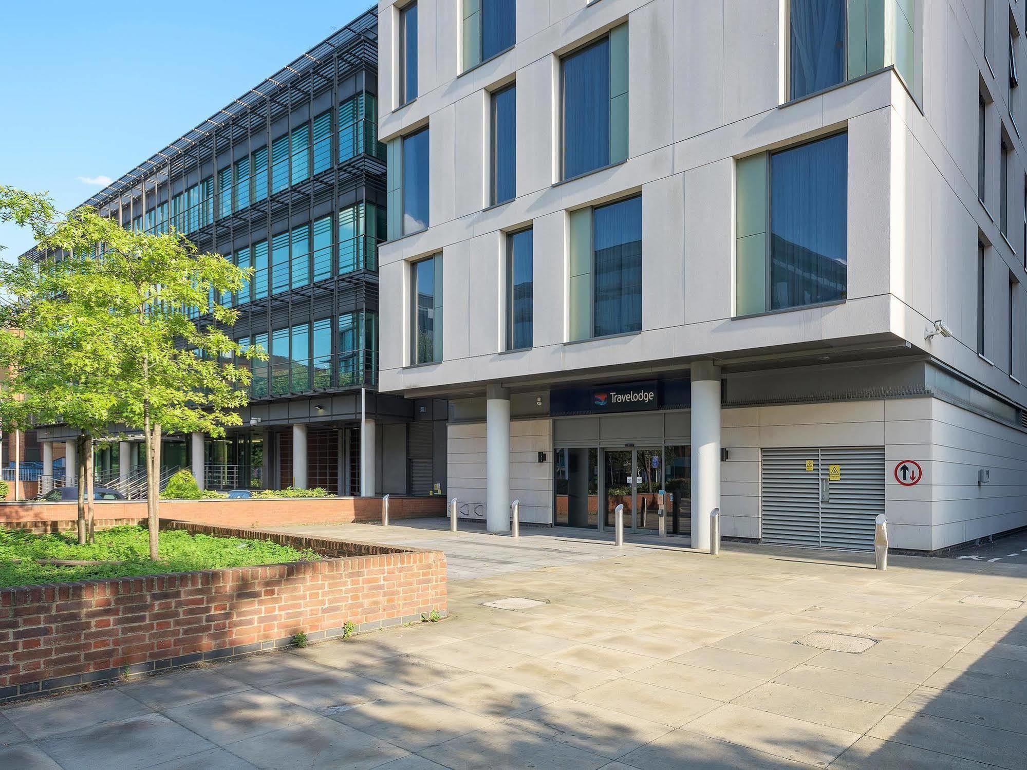 Travelodge London Ealing Bagian luar foto