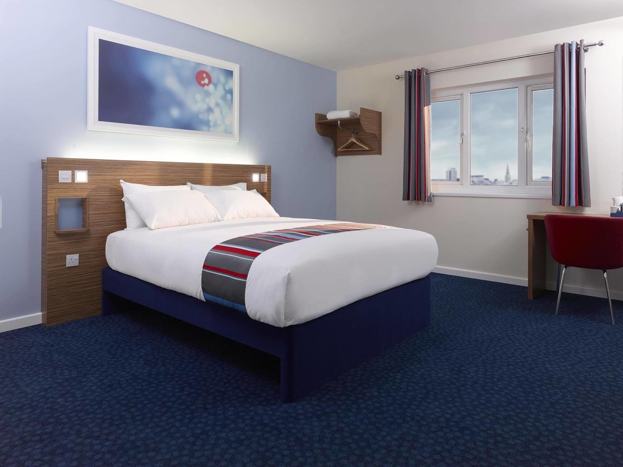 Travelodge London Ealing Bagian luar foto