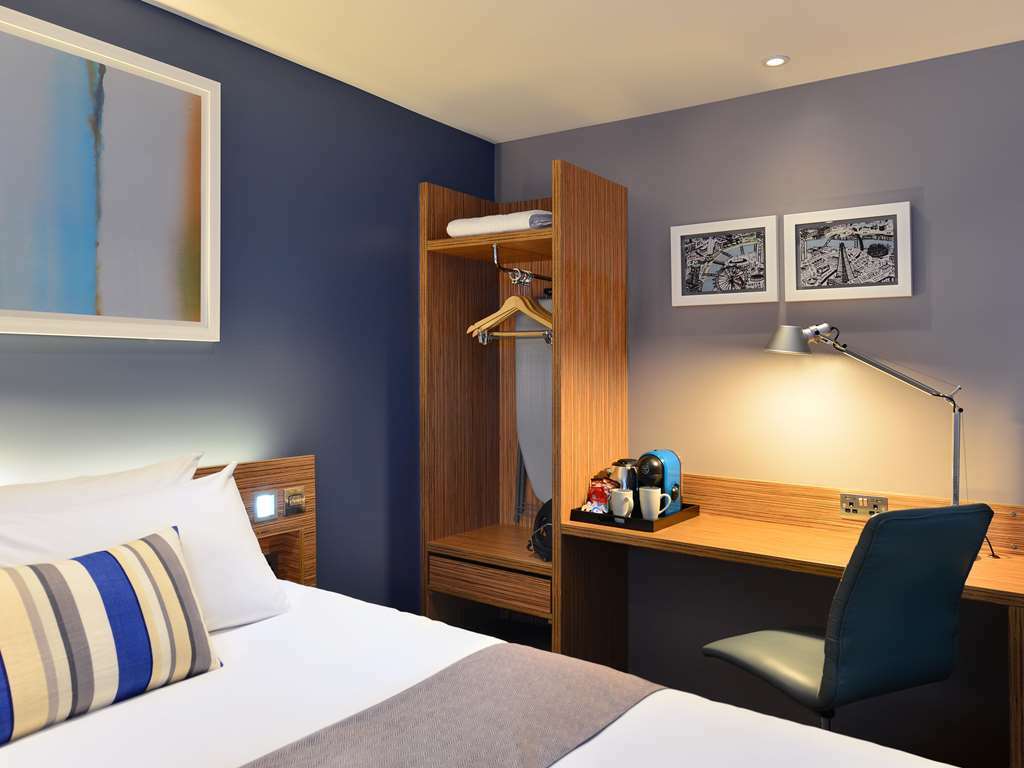 Travelodge London Ealing Ruang foto