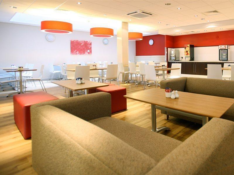 Travelodge London Ealing Bagian luar foto
