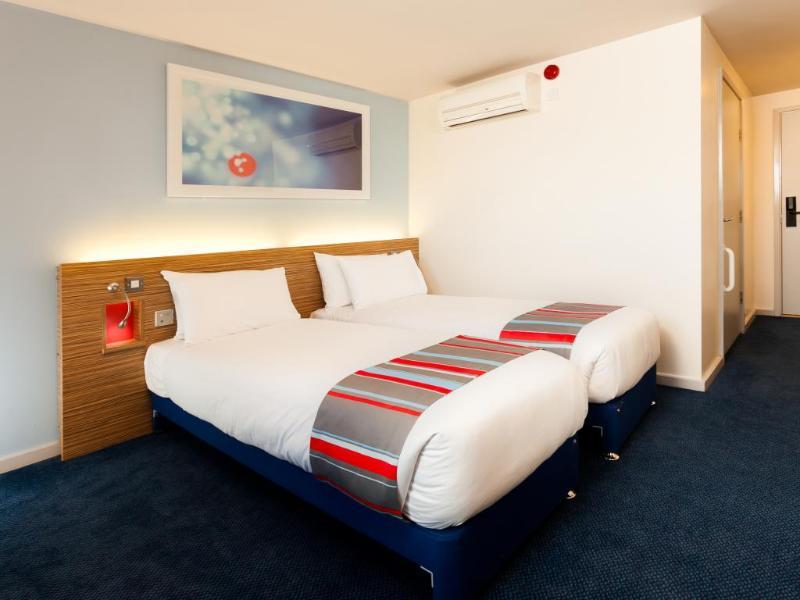 Travelodge London Ealing Bagian luar foto