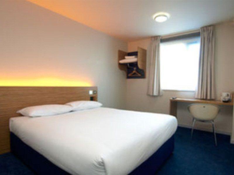 Travelodge London Ealing Bagian luar foto